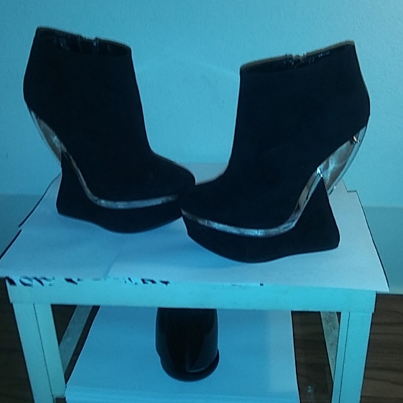 Shoes - Picture 1 of 4